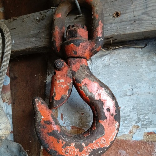 Lifting swivel hook - 4, tonnes