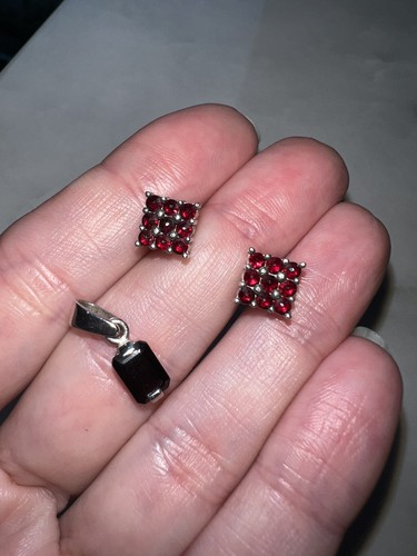 Square red stone stud earrings - red,