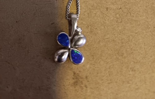 Quality pendant necklace - /,