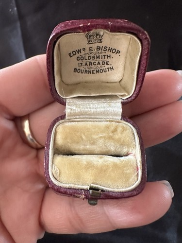 Small antique jeweler ring box - small,