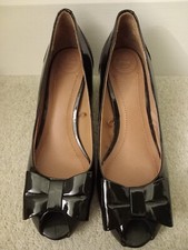 Black heeled patent leather peep toe heeled shoes with bow - size 5 lovely
