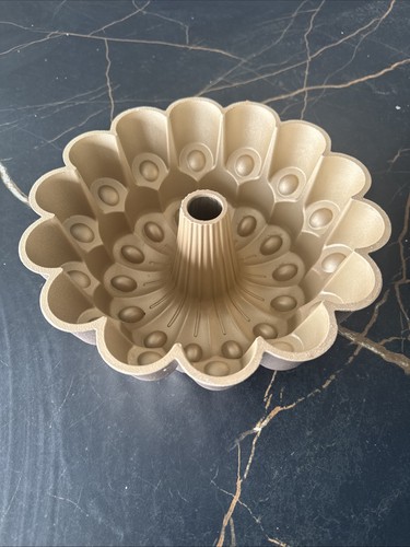Fluted ring bunt cake - cake, round