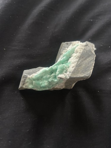 Raw uncut emerald rock - uncut,