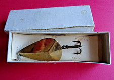 A SCARCE VINTAGE CARDED AND BOXED 3" (BODY LENGTH) HARDY MARSEER HOGBACK SPOON