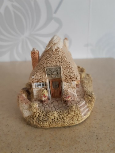 Lilliput lane smallest inn - lane,