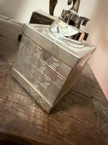 Beautiful gucci table lighter - table,