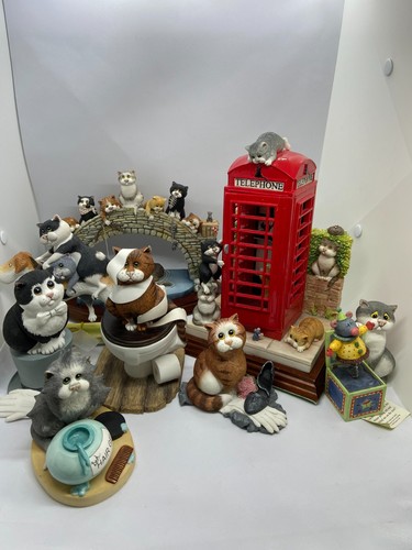 Comic curious cats figurines - &,