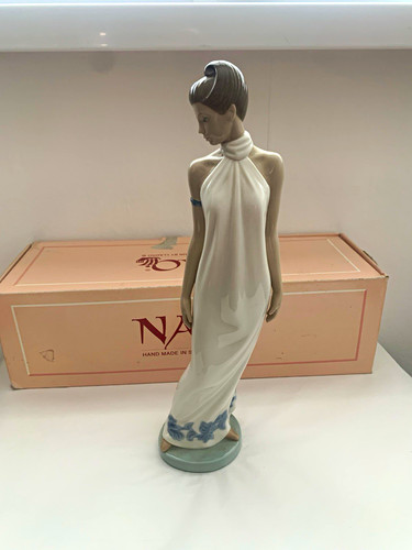 Nao porcelain woman - porcelain, figurine