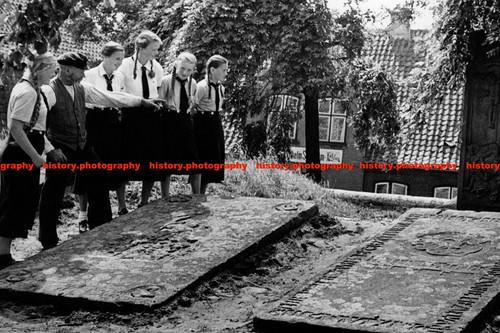 F017744 bdm girls visiting - bdm,