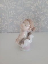 Nao by Lladro ~ 'Sweet Pose'