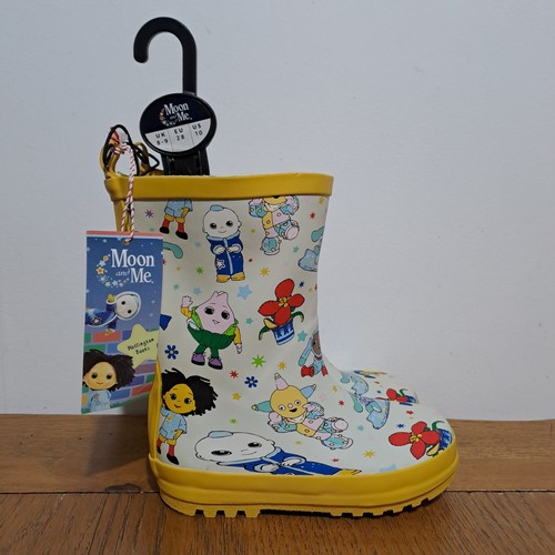 Moon and wellies yellow - me,