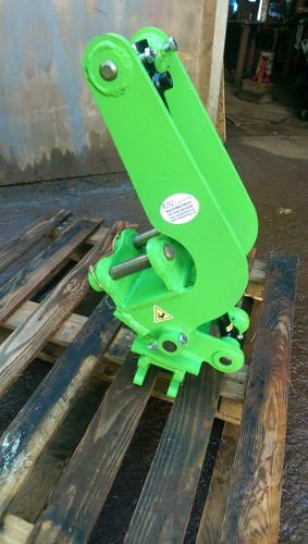 Excavator bucket tilt