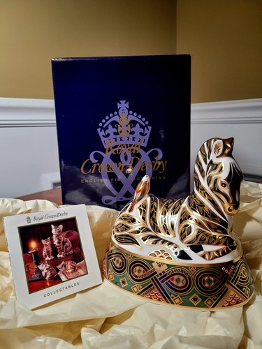 Royal crown derby zebra with - zebra,