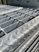 Galvanised Steel Stair Tread Mesh Step Anti-Slip Nosing and Drilled End Plates