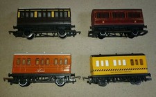 OO GAUGE HORNBY 4 WHEEL COACH Various liveries GWR Southern Green Blue Crimson