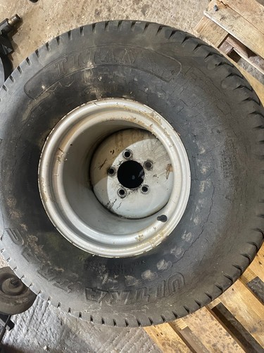 Front stud wheel - front,