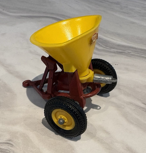 Britains farm spreader - britains, cart