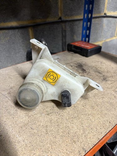 Brake fluid reservoir bottle - brake,