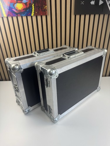 Pair flight cases for - of,
