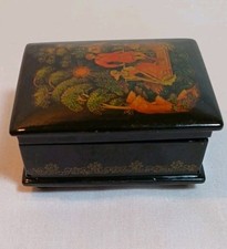 Russian Palekh Miniature Vintage Lacquer Box. signed. 7.5cm X 5.5cm