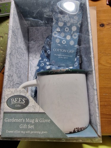 Gardeners mug and gloves gift