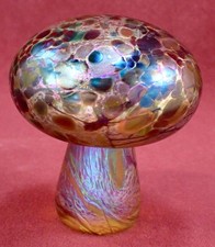 ISLE OF WIGHT IRIDESCENT GLASS MUSHROOM / TOADSTOOL PAPERWEIGHT