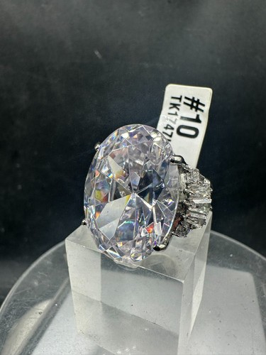 Ladies cocktail ring oval