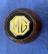 MG BRAND NEW MGB OR MIDGET WOODEN WOOD GEAR KNOB WITH LUXURY ENAMEL BADGE ZE37