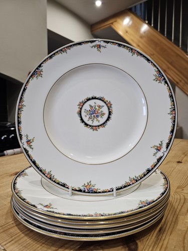 Wedgwood dinner plates - 6,