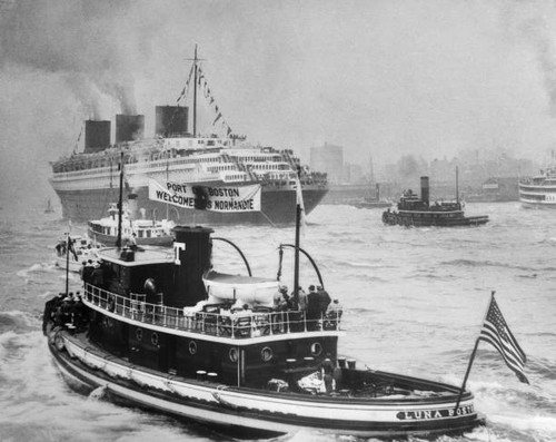 The liner normandie arriving - liner,