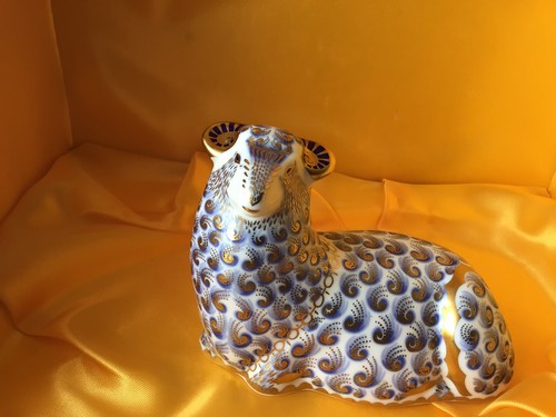 Royal crown derby recumbent - royal,