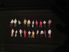20 PLASTIC FIGURES FOR (00)