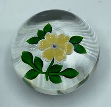 SAINT LOUIS  PAPERWEIGHT 1987 YELLOW ON WHITE FLOWER