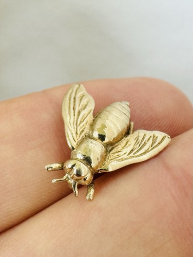 9ct gold bee pendant fully - 9k,