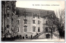 44 NANTES - courtyard of the