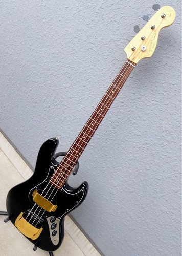 Squier fender jazz bass - by,