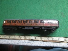 KIT BUILT TEAK PASSENGER COACH WITH PASSENGERS (OO-GAUGE) LOT N52