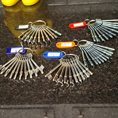 Assorted metal keys job lot - keys,