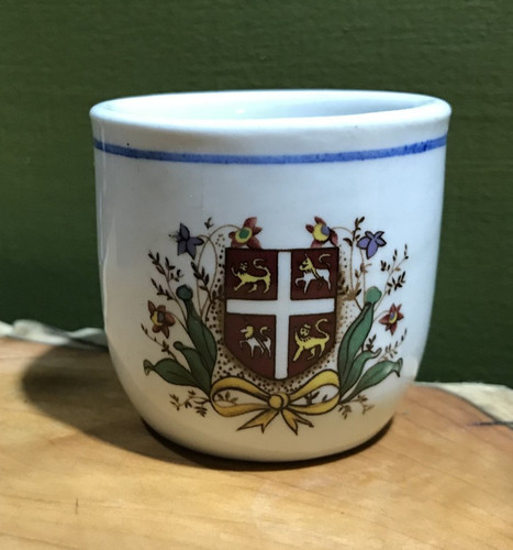 Vintage royal doulton egg cup - doulton,