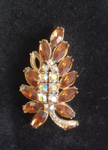Large vintage sphinx brooch - large,