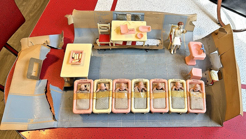 Old vintage renwal doll house - old,