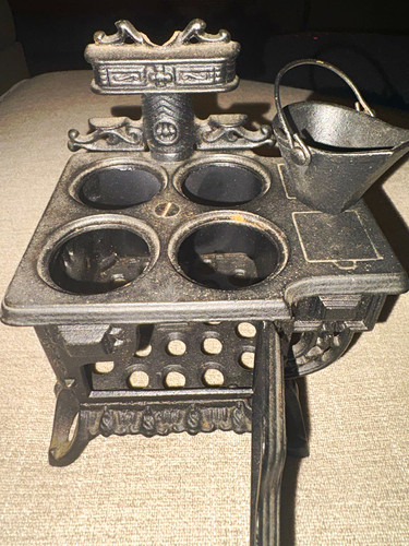 Cast iron queen miniature - iron,
