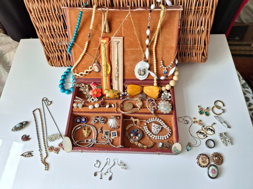 Vintage modern jewellery - &,