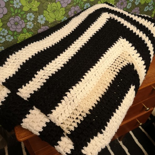 Large black and white - black,