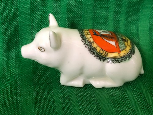 Crested china kneeling pig - china,