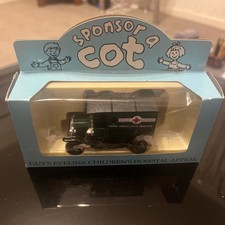 Lledo Red Cross Ambulance Guys