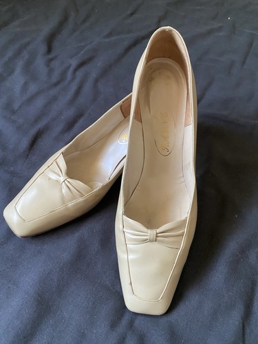 Vintage 1970s rayne beige - vintage,