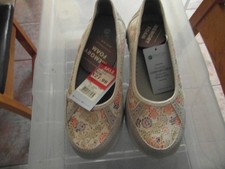 WOMENS SHOES SIZE 3 PAVERS