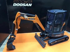 Universal Hobbies 1/25 DOOSAN