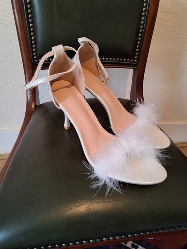 Virgin white feathers uk10.5